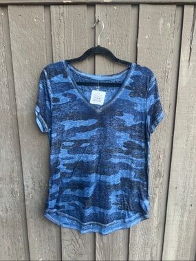 Lucky Brand Blue Camo V-Neck Short Sleeve Top